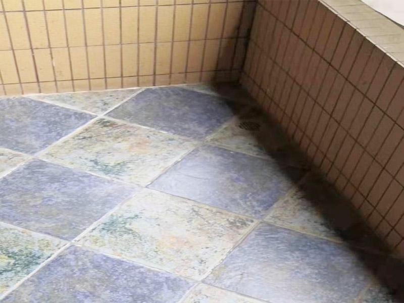 陽臺拆除施工：如果是陽臺地磚不再二次利用，那就可以直接用電鉆拆除就好。如果拆下來沒有損壞地磚的話，那是可以繼續(xù)使用的，但需要把背后的水泥漿除去，這個(gè)是比較麻煩的，弄不好就會(huì)把地磚弄壞，還要看運(yùn)氣，最后沒損壞的磚少而且還費(fèi)時(shí)間。