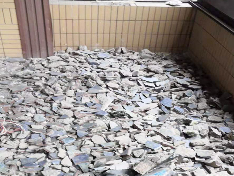 陽臺拆除施工：如果是陽臺地磚不再二次利用，那就可以直接用電鉆拆除就好。如果拆下來沒有損壞地磚的話，那是可以繼續(xù)使用的，但需要把背后的水泥漿除去，這個(gè)是比較麻煩的，弄不好就會(huì)把地磚弄壞，還要看運(yùn)氣，最后沒損壞的磚少而且還費(fèi)時(shí)間。