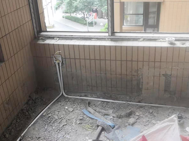 陽臺拆除施工：如果是陽臺地磚不再二次利用，那就可以直接用電鉆拆除就好。如果拆下來沒有損壞地磚的話，那是可以繼續(xù)使用的，但需要把背后的水泥漿除去，這個(gè)是比較麻煩的，弄不好就會(huì)把地磚弄壞，還要看運(yùn)氣，最后沒損壞的磚少而且還費(fèi)時(shí)間。