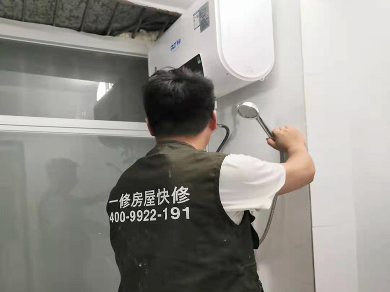 浴室花灑維修安裝：花灑是衛(wèi)浴組合中比較重要的一個(gè)部分，只有花灑足夠的好，水足夠的大，我們洗澡的時(shí)候才足夠的舒服。花灑內(nèi)絲彎頭出水口要掌握好左熱右冷不能錯(cuò)，預(yù)留絲頭是要考慮到貼墻磚的厚度，最好讓高出毛胚墻15mm,如果和毛胚墻水平，等貼完了墻磚你就會(huì)發(fā)現(xiàn)絲頭陷在墻里太深，弄不好會(huì)裝不上淋浴器。