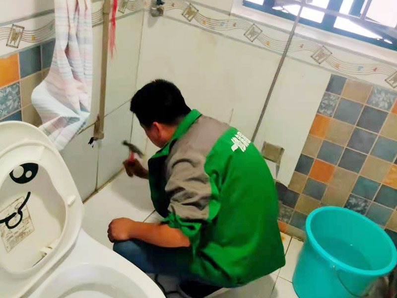 浴室花灑維修安裝：花灑是衛(wèi)浴組合中比較重要的一個(gè)部分，只有花灑足夠的好，水足夠的大，我們洗澡的時(shí)候才足夠的舒服。花灑內(nèi)絲彎頭出水口要掌握好左熱右冷不能錯(cuò)，預(yù)留絲頭是要考慮到貼墻磚的厚度，最好讓高出毛胚墻15mm,如果和毛胚墻水平，等貼完了墻磚你就會(huì)發(fā)現(xiàn)絲頭陷在墻里太深，弄不好會(huì)裝不上淋浴器。