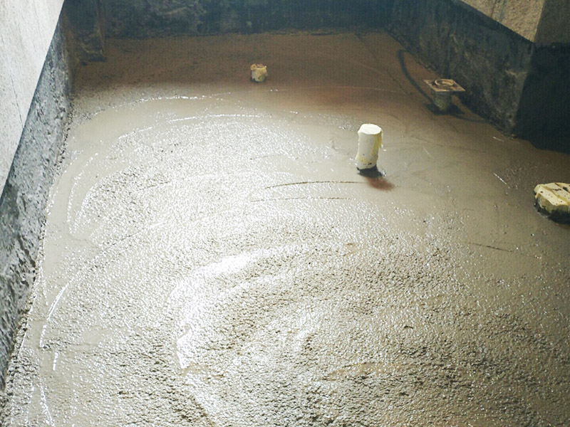 廁所地面找平施工：更換衛(wèi)生間的地磚，在將原有地磚鑿去之后，一定要先用水泥砂漿將地面找平，回填建議最理想用陶粒，次之用輕質(zhì)磚，常用建渣，亦可架空，煤渣也可較少了。然后再做防水處理。攪勻防水材料，要均勻一致，操作時(shí)先墻面后地面，從內(nèi)向外退著操作,待干固后做閉水試驗(yàn)幾天，然后再開始貼磚。