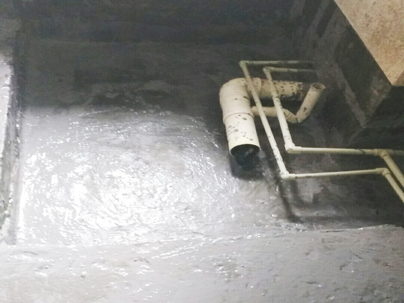 廁所地面找平施工：更換衛(wèi)生間的地磚，在將原有地磚鑿去之后，一定要先用水泥砂漿將地面找平，回填建議最理想用陶粒，次之用輕質(zhì)磚，常用建渣，亦可架空，煤渣也可較少了。然后再做防水處理。攪勻防水材料，要均勻一致，操作時(shí)先墻面后地面，從內(nèi)向外退著操作,待干固后做閉水試驗(yàn)幾天，然后再開始貼磚。