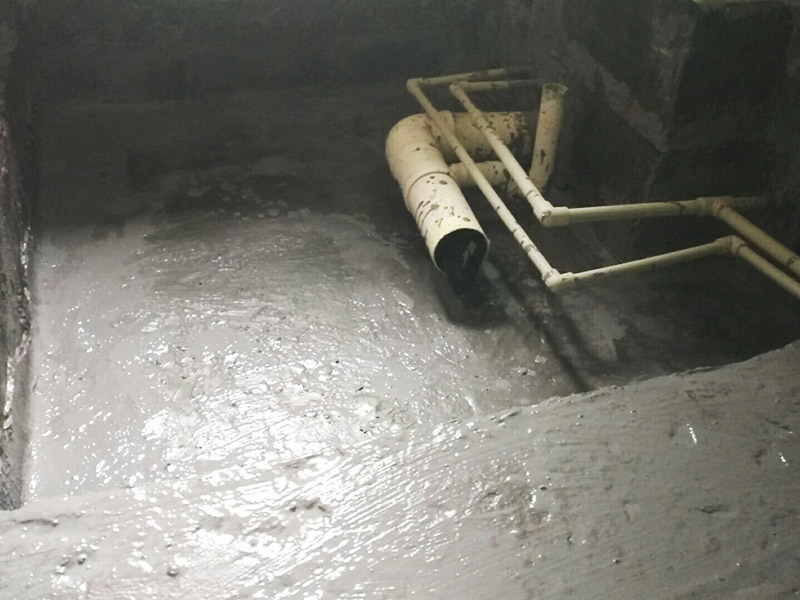 廁所地面找平施工：更換衛(wèi)生間的地磚，在將原有地磚鑿去之后，一定要先用水泥砂漿將地面找平，回填建議最理想用陶粒，次之用輕質(zhì)磚，常用建渣，亦可架空，煤渣也可較少了。然后再做防水處理。攪勻防水材料，要均勻一致，操作時(shí)先墻面后地面，從內(nèi)向外退著操作,待干固后做閉水試驗(yàn)幾天，然后再開始貼磚。