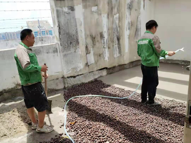地面陶粒找平：首先需要在地面和墻體連著做兩遍防水，而且墻體的高度最少要高出40公分；然后用混凝土制作若干小格子，并填充防潮陶粒；接著在格子上鋪制鋼筋網(wǎng)，保持陶粒層的牢固；最后在陶粒層上鋪墊混凝土并找平，待干透后再刷素水泥漿就好。