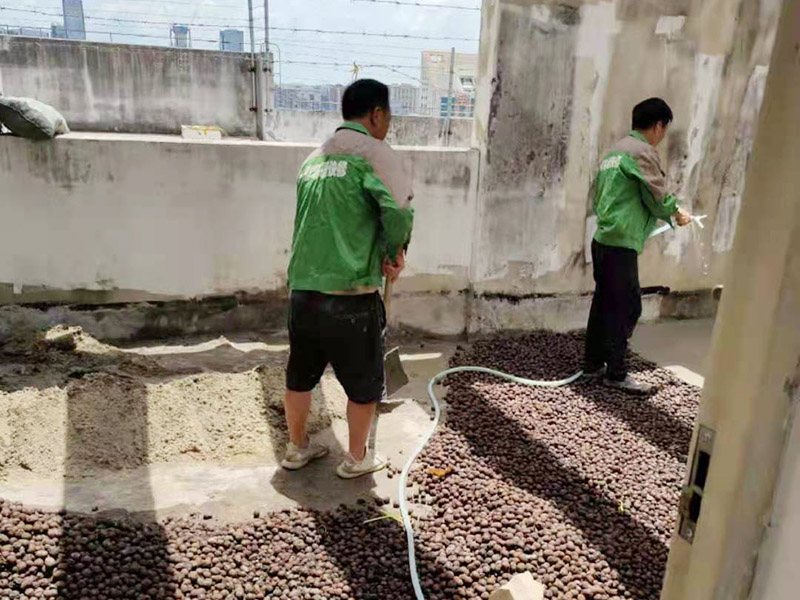 地面陶粒找平：首先需要在地面和墻體連著做兩遍防水，而且墻體的高度最少要高出40公分；然后用混凝土制作若干小格子，并填充防潮陶粒；接著在格子上鋪制鋼筋網(wǎng)，保持陶粒層的牢固；最后在陶粒層上鋪墊混凝土并找平，待干透后再刷素水泥漿就好。