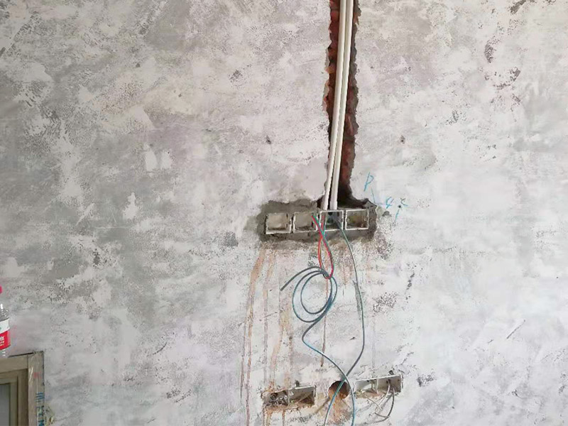 全屋電路改造：電路是家居裝飾中的隱藏工程，是家居裝飾的必然步驟。彈好平行與垂直線開(kāi)槽，放好開(kāi)關(guān)插座底盒，而開(kāi)關(guān)插座底合安裝要彈水平線開(kāi)槽，廚衛(wèi)間須根據(jù)設(shè)計(jì)的使用功能進(jìn)行彈線開(kāi)槽。布線都是使用線管進(jìn)行暗埋，電線需要并頭連接，不能隨便連接，接頭處需要使用按壓接線法，線接好之后，使用絕緣膠布包住。