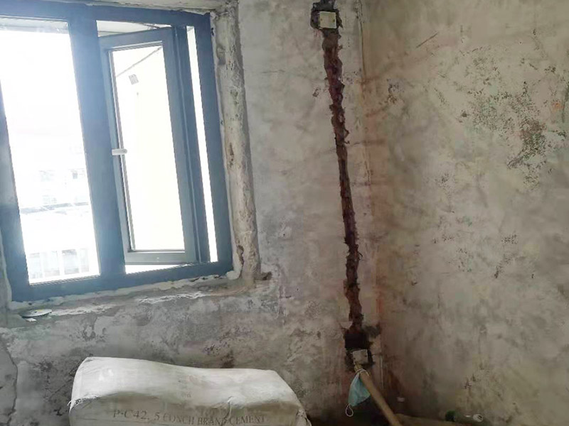 全屋電路改造：電路是家居裝飾中的隱藏工程，是家居裝飾的必然步驟。彈好平行與垂直線開(kāi)槽，放好開(kāi)關(guān)插座底盒，而開(kāi)關(guān)插座底合安裝要彈水平線開(kāi)槽，廚衛(wèi)間須根據(jù)設(shè)計(jì)的使用功能進(jìn)行彈線開(kāi)槽。布線都是使用線管進(jìn)行暗埋，電線需要并頭連接，不能隨便連接，接頭處需要使用按壓接線法，線接好之后，使用絕緣膠布包住。