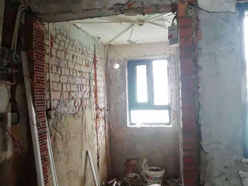 全屋電路改造：電路是家居裝飾中的隱藏工程，是家居裝飾的必然步驟。彈好平行與垂直線開(kāi)槽，放好開(kāi)關(guān)插座底盒，而開(kāi)關(guān)插座底合安裝要彈水平線開(kāi)槽，廚衛(wèi)間須根據(jù)設(shè)計(jì)的使用功能進(jìn)行彈線開(kāi)槽。布線都是使用線管進(jìn)行暗埋，電線需要并頭連接，不能隨便連接，接頭處需要使用按壓接線法，線接好之后，使用絕緣膠布包住。
