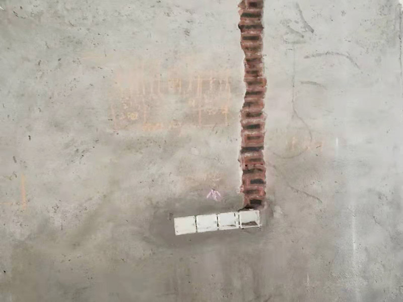 全屋電路改造：電路是家居裝飾中的隱藏工程，是家居裝飾的必然步驟。彈好平行與垂直線開(kāi)槽，放好開(kāi)關(guān)插座底盒，而開(kāi)關(guān)插座底合安裝要彈水平線開(kāi)槽，廚衛(wèi)間須根據(jù)設(shè)計(jì)的使用功能進(jìn)行彈線開(kāi)槽。布線都是使用線管進(jìn)行暗埋，電線需要并頭連接，不能隨便連接，接頭處需要使用按壓接線法，線接好之后，使用絕緣膠布包住。