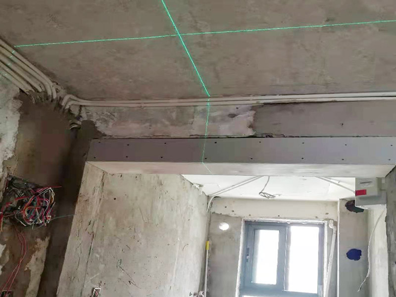 舊房翻新吊頂裝修：首先進(jìn)行房屋的主體拆除。在做好全屋家具等成品保護(hù)，將舊房的墻面、門(mén)窗燈進(jìn)行拆除，重新做好衛(wèi)生間和廚房的防水工作，在拆除的過(guò)程中及時(shí)清理產(chǎn)生的垃圾，保持房屋的干凈、整潔。