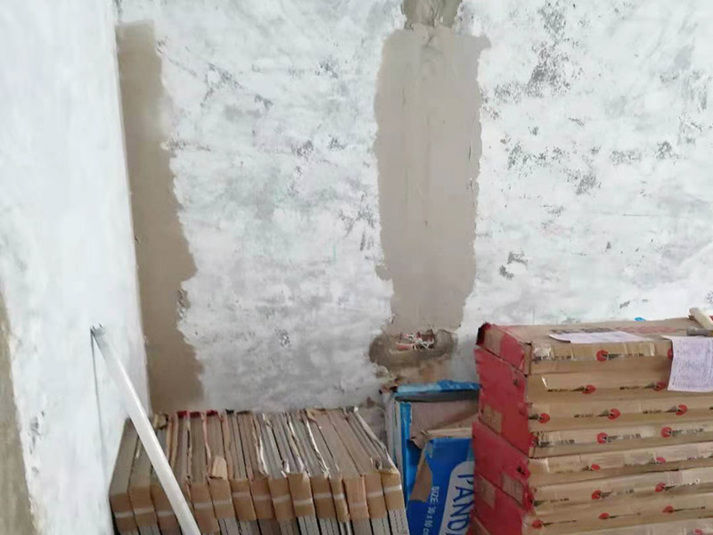 舊房翻新吊頂裝修：首先進(jìn)行房屋的主體拆除。在做好全屋家具等成品保護(hù)，將舊房的墻面、門(mén)窗燈進(jìn)行拆除，重新做好衛(wèi)生間和廚房的防水工作，在拆除的過(guò)程中及時(shí)清理產(chǎn)生的垃圾，保持房屋的干凈、整潔。