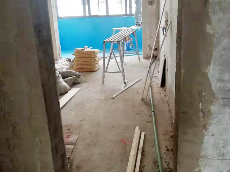 舊房翻新吊頂裝修：首先進(jìn)行房屋的主體拆除。在做好全屋家具等成品保護(hù)，將舊房的墻面、門(mén)窗燈進(jìn)行拆除，重新做好衛(wèi)生間和廚房的防水工作，在拆除的過(guò)程中及時(shí)清理產(chǎn)生的垃圾，保持房屋的干凈、整潔。