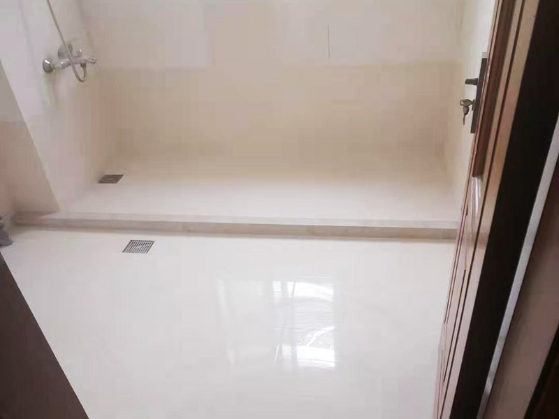 舊房廁所防水貼磚：首先要將瓷磚表面的污漬與雜物給清空，還要保持表面的干燥，需要注意的是地面和墻體都要做防水的、因為這樣防水效果是最好的，其次就是防水涂料，需要要反復(fù)涂抹均勻，晾干后在進(jìn)行潑灑實(shí)驗，確認(rèn)防水是否完善。