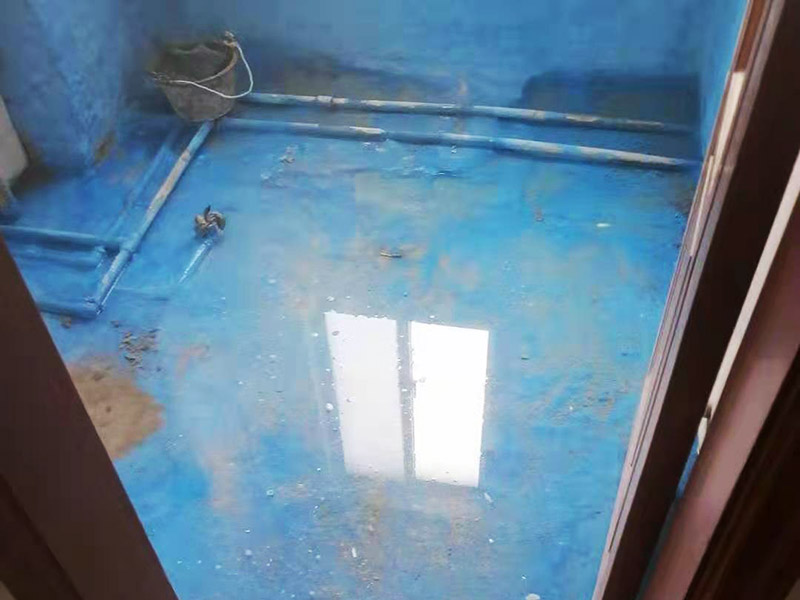 舊房廁所防水貼磚：首先要將瓷磚表面的污漬與雜物給清空，還要保持表面的干燥，需要注意的是地面和墻體都要做防水的、因為這樣防水效果是最好的，其次就是防水涂料，需要要反復(fù)涂抹均勻，晾干后在進(jìn)行潑灑實(shí)驗，確認(rèn)防水是否完善。