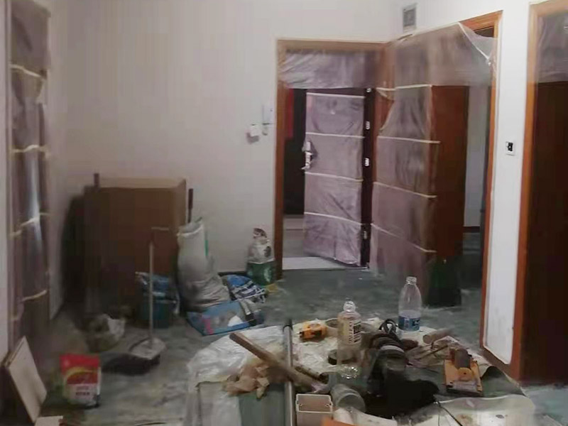 舊房廁所防水貼磚：首先要將瓷磚表面的污漬與雜物給清空，還要保持表面的干燥，需要注意的是地面和墻體都要做防水的、因為這樣防水效果是最好的，其次就是防水涂料，需要要反復(fù)涂抹均勻，晾干后在進(jìn)行潑灑實(shí)驗，確認(rèn)防水是否完善。