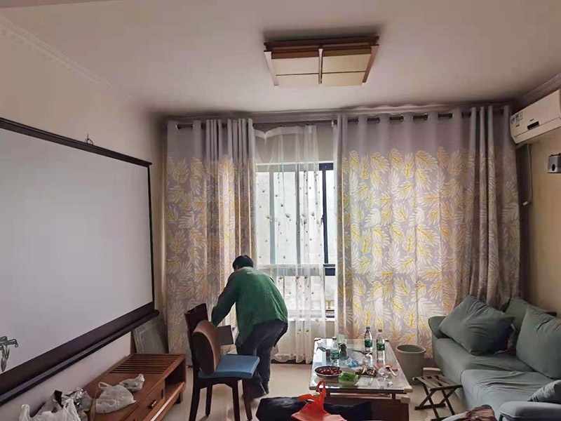 客廳翻新裝修：老墻面的水泥層都有可能存在損壞嚴重的情況，可以將損壞的墻面部分全部鏟除，之后再使用水泥進行涂抹。然后刷底漆，底漆具有防潮、保護墻面、提高墻面粉刷效果的作用。必不可少的步驟。后面就能刷乳膠漆，記得進行涂刷的時候也要從上到下順著一個方向進行涂刷。