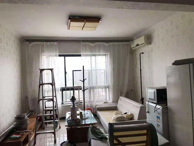 客廳翻新裝修：老墻面的水泥層都有可能存在損壞嚴重的情況，可以將損壞的墻面部分全部鏟除，之后再使用水泥進行涂抹。然后刷底漆，底漆具有防潮、保護墻面、提高墻面粉刷效果的作用。必不可少的步驟。后面就能刷乳膠漆，記得進行涂刷的時候也要從上到下順著一個方向進行涂刷。