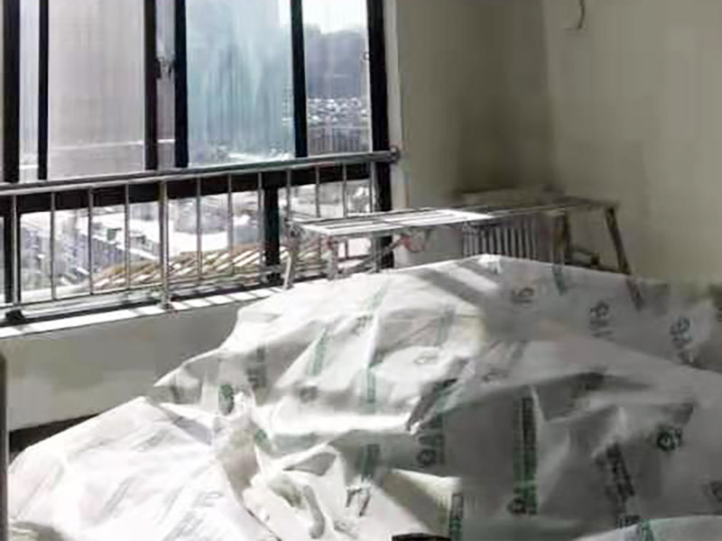 客廳翻新裝修：老墻面的水泥層都有可能存在損壞嚴重的情況，可以將損壞的墻面部分全部鏟除，之后再使用水泥進行涂抹。然后刷底漆，底漆具有防潮、保護墻面、提高墻面粉刷效果的作用。必不可少的步驟。后面就能刷乳膠漆，記得進行涂刷的時候也要從上到下順著一個方向進行涂刷。