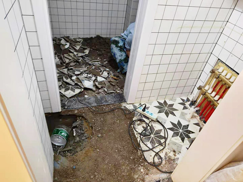 衛(wèi)生間地磚拆除找漏：首先為了拆除的進度，將衛(wèi)生間里的衛(wèi)浴家具拆除搬出另外存放，然后開始鏟除原有的墻磚和地磚，衛(wèi)生間的防水通常是水電改完后進行的，所以做防水前一定要封堵好下水管道，以免堵塞，小型的水管采用管用螺母封堵，大型的下水管道采用pvc纏繞膜進行封堵。