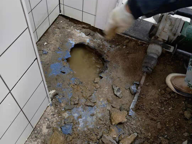 衛(wèi)生間地磚拆除找漏：首先為了拆除的進度，將衛(wèi)生間里的衛(wèi)浴家具拆除搬出另外存放，然后開始鏟除原有的墻磚和地磚，衛(wèi)生間的防水通常是水電改完后進行的，所以做防水前一定要封堵好下水管道，以免堵塞，小型的水管采用管用螺母封堵，大型的下水管道采用pvc纏繞膜進行封堵。