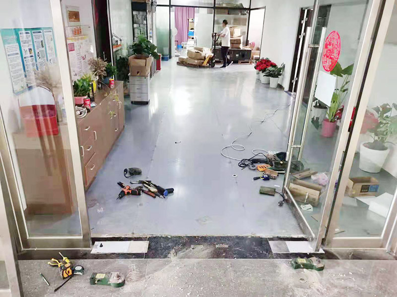 玻璃門地彈簧更換：地彈簧是一種閉門器，而這種閉門器在玻璃門中使用較多。玻璃門地彈簧也是一種液壓式閉門器，其壓緊彈簧的裝置為蝸輪，主要是因?yàn)槲佪喛梢哉聪蛐D(zhuǎn)，根據(jù)玻璃門地彈簧的特點(diǎn)，基本配置是天軸和地軸，除了玻璃門，可以適用于幾乎所有木制、鋼制、鋁合金門和使用玻璃門夾的無邊框玻璃門。