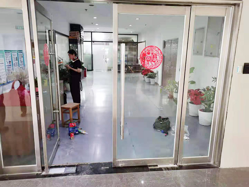 玻璃門地彈簧更換：地彈簧是一種閉門器，而這種閉門器在玻璃門中使用較多。玻璃門地彈簧也是一種液壓式閉門器，其壓緊彈簧的裝置為蝸輪，主要是因?yàn)槲佪喛梢哉聪蛐D(zhuǎn)，根據(jù)玻璃門地彈簧的特點(diǎn)，基本配置是天軸和地軸，除了玻璃門，可以適用于幾乎所有木制、鋼制、鋁合金門和使用玻璃門夾的無邊框玻璃門。
