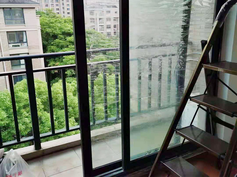 玻璃門地彈簧更換：地彈簧是一種閉門器，而這種閉門器在玻璃門中使用較多。玻璃門地彈簧也是一種液壓式閉門器，其壓緊彈簧的裝置為蝸輪，主要是因?yàn)槲佪喛梢哉聪蛐D(zhuǎn)，根據(jù)玻璃門地彈簧的特點(diǎn)，基本配置是天軸和地軸，除了玻璃門，可以適用于幾乎所有木制、鋼制、鋁合金門和使用玻璃門夾的無邊框玻璃門。