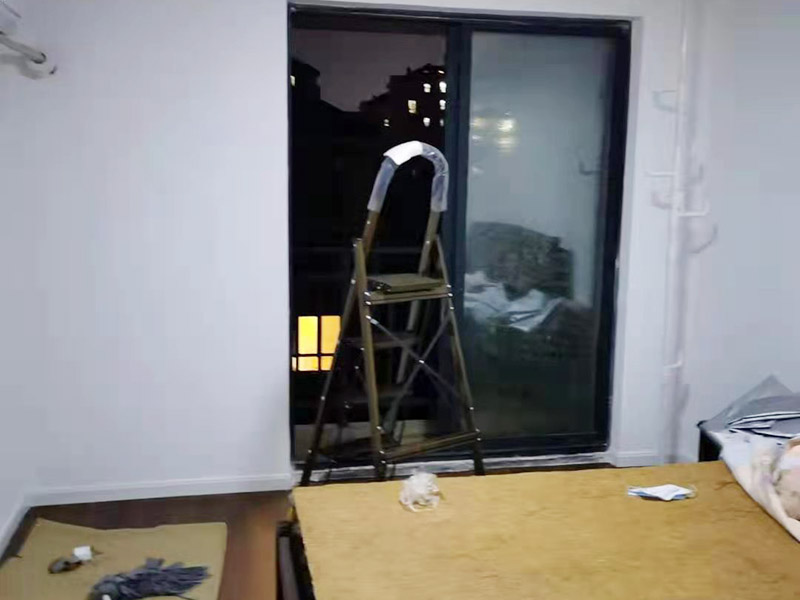 玻璃門地彈簧更換：地彈簧是一種閉門器，而這種閉門器在玻璃門中使用較多。玻璃門地彈簧也是一種液壓式閉門器，其壓緊彈簧的裝置為蝸輪，主要是因?yàn)槲佪喛梢哉聪蛐D(zhuǎn)，根據(jù)玻璃門地彈簧的特點(diǎn)，基本配置是天軸和地軸，除了玻璃門，可以適用于幾乎所有木制、鋼制、鋁合金門和使用玻璃門夾的無邊框玻璃門。