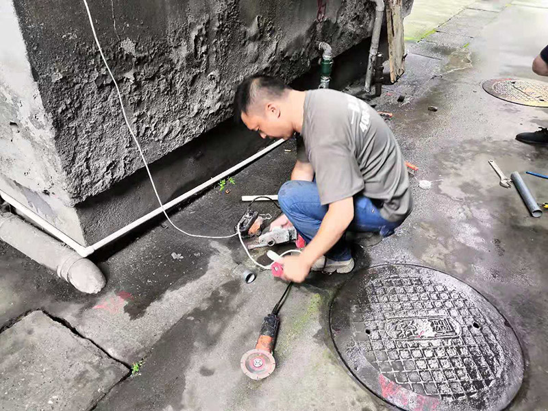 水管漏水更換改造：先找到水管漏點，然后用鋸子將PPR管出現(xiàn)漏水問題的位置鋸掉，同時要注意的是口子必須是平整的，用砂紙對管材的斷口進(jìn)行打磨處理，順便將管道打磨區(qū)域周邊打掃一下，再截取合適長度的ppr管，最后把管件和截取的ppr管熱熔到一起。