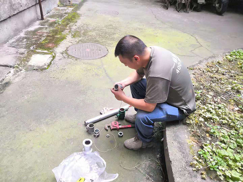 水管漏水更換改造：先找到水管漏點，然后用鋸子將PPR管出現(xiàn)漏水問題的位置鋸掉，同時要注意的是口子必須是平整的，用砂紙對管材的斷口進(jìn)行打磨處理，順便將管道打磨區(qū)域周邊打掃一下，再截取合適長度的ppr管，最后把管件和截取的ppr管熱熔到一起。