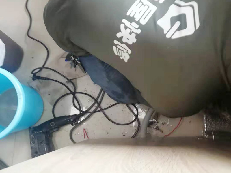 水管漏水更換改造：先找到水管漏點，然后用鋸子將PPR管出現(xiàn)漏水問題的位置鋸掉，同時要注意的是口子必須是平整的，用砂紙對管材的斷口進(jìn)行打磨處理，順便將管道打磨區(qū)域周邊打掃一下，再截取合適長度的ppr管，最后把管件和截取的ppr管熱熔到一起。