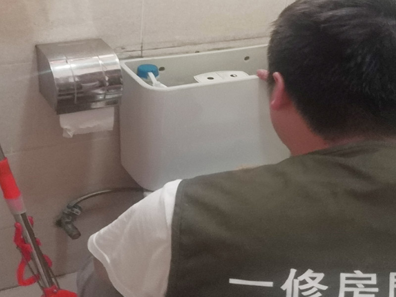 局部拆除維修：榻榻米的安裝是一個(gè)很講究工藝且相對(duì)較為復(fù)雜的過程，沒有專業(yè)人士的輔助，是根本裝不上的。只能安裝在固定的地方，所以后期如果有空間需要重新規(guī)劃只能拆除它，拆除時(shí)榻榻米可能就不能保證不損壞。