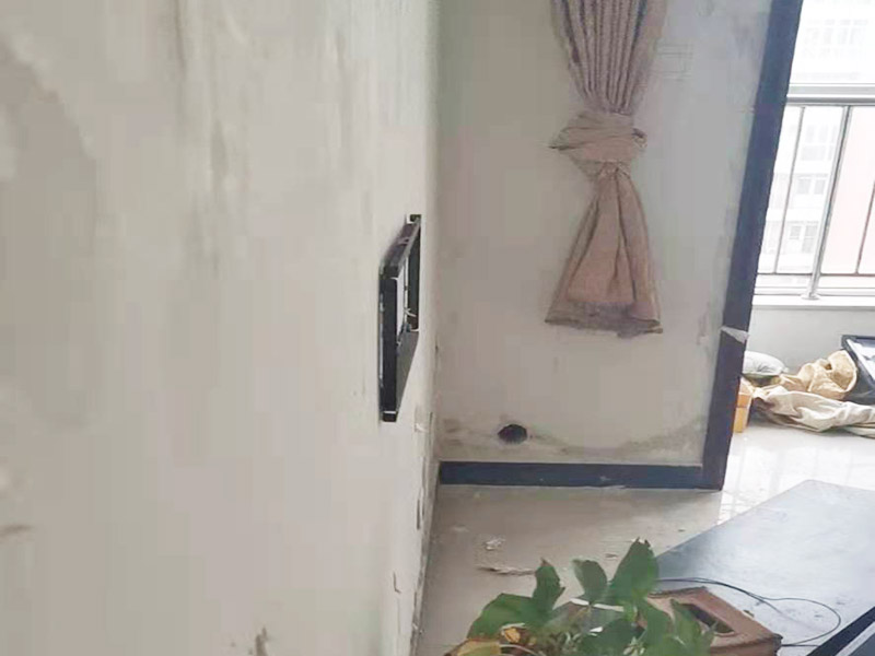 墻面空鼓掉皮維修：首先將空鼓部分敲掉，將涂料層除去，對墻面作找平處理，然后使用石膏基防霉耐水批土做墻面滿批后再刷一底二面的漆就可以了。重新進(jìn)行墻面粉刷，粉刷時需要注意，需要在粉刷前一天將墻面濕潤。
