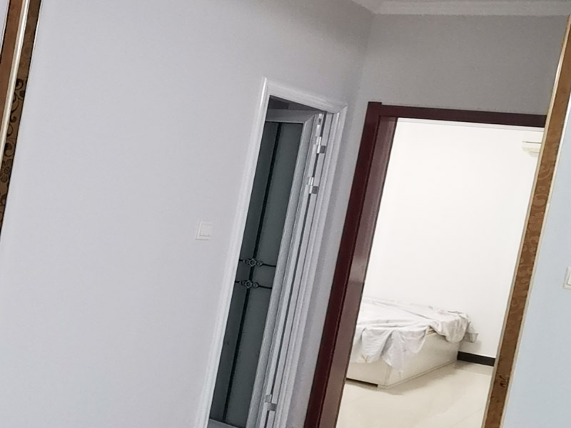 墻面空鼓掉皮維修：首先將空鼓部分敲掉，將涂料層除去，對墻面作找平處理，然后使用石膏基防霉耐水批土做墻面滿批后再刷一底二面的漆就可以了。重新進(jìn)行墻面粉刷，粉刷時需要注意，需要在粉刷前一天將墻面濕潤。
