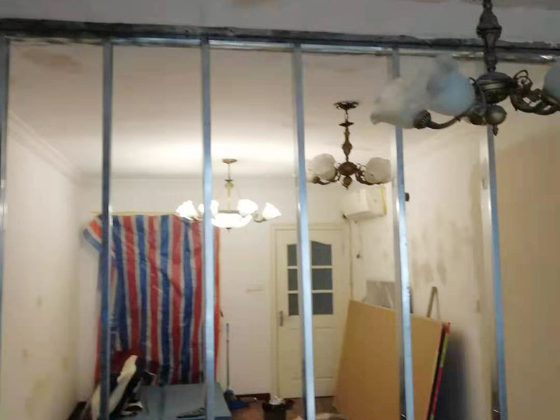 隔斷裝飾安裝維修：隔斷不僅可以起到隔斷空間的作用，讓空間相對獨(dú)立，同時更是家中一道靚麗的風(fēng)景線，起到更好的裝飾效果，甚至是以實(shí)用性為主來增加儲物空間。隔斷分多種，硬隔斷是直接一堵墻或者柜子擋住作為隔斷，通透性較差；軟隔斷是有物品遮擋，但是并不遮擋視線，通透性比較高。 玻璃的通透性不會影響空間的采光效果，在視覺上還有拉伸空間的效果。小巧的體積不會占據(jù)太多空間，拆除時對空間的損害也非常小。
