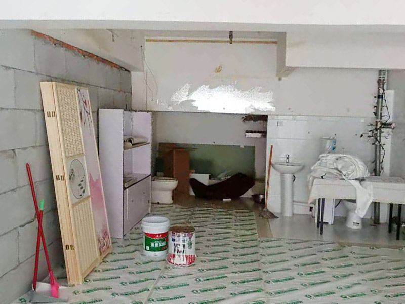 客廳石膏板隔斷安裝：石膏板宜豎向鋪設(shè)，首先確定龍骨上下兩端的方向，盡量使穿線孔對齊。同時記得豎龍骨的長度尺寸，按現(xiàn)場實測尺寸為準;接著豎龍骨安裝就位后，保證垂直。注意輕鋼龍骨用專用防銹自攻螺釘固定并用電動螺絲槍一次打入并擰緊；石膏板安裝時應(yīng)從板的中部向板的四邊固定。最后接縫處理使用廠家配套供應(yīng)的接縫用嵌縫膏和接縫帶。石膏板與周圍墻或柱要留有3mm的槽口，以便進行防開裂處理。注意不可用滿批膩子代替嵌縫膩子。