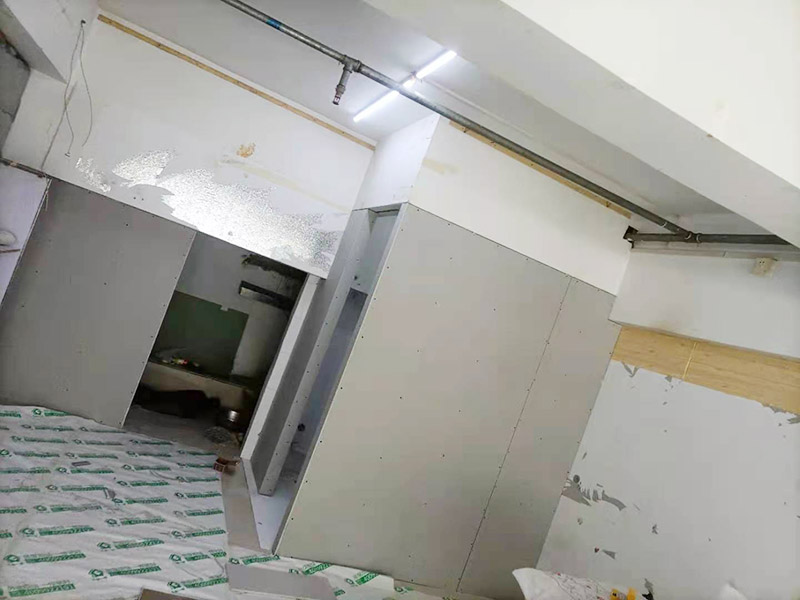 客廳石膏板隔斷安裝：石膏板宜豎向鋪設(shè)，首先確定龍骨上下兩端的方向，盡量使穿線孔對齊。同時記得豎龍骨的長度尺寸，按現(xiàn)場實測尺寸為準;接著豎龍骨安裝就位后，保證垂直。注意輕鋼龍骨用專用防銹自攻螺釘固定并用電動螺絲槍一次打入并擰緊；石膏板安裝時應(yīng)從板的中部向板的四邊固定。最后接縫處理使用廠家配套供應(yīng)的接縫用嵌縫膏和接縫帶。石膏板與周圍墻或柱要留有3mm的槽口，以便進行防開裂處理。注意不可用滿批膩子代替嵌縫膩子。