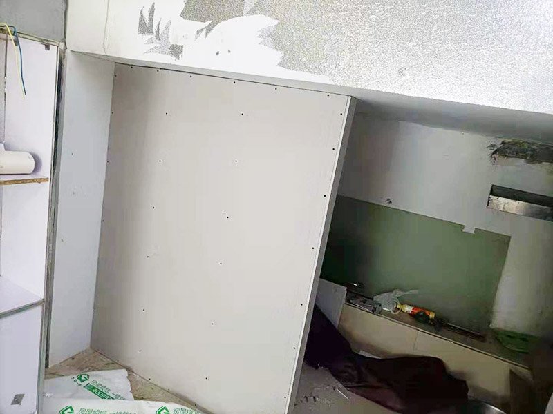 客廳石膏板隔斷安裝：石膏板宜豎向鋪設(shè)，首先確定龍骨上下兩端的方向，盡量使穿線孔對齊。同時記得豎龍骨的長度尺寸，按現(xiàn)場實測尺寸為準;接著豎龍骨安裝就位后，保證垂直。注意輕鋼龍骨用專用防銹自攻螺釘固定并用電動螺絲槍一次打入并擰緊；石膏板安裝時應(yīng)從板的中部向板的四邊固定。最后接縫處理使用廠家配套供應(yīng)的接縫用嵌縫膏和接縫帶。石膏板與周圍墻或柱要留有3mm的槽口，以便進行防開裂處理。注意不可用滿批膩子代替嵌縫膩子。