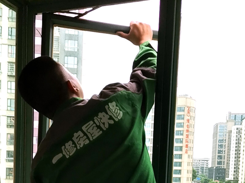重慶窗戶維修工人通常如何解決門窗變形、漏風(fēng)的問題