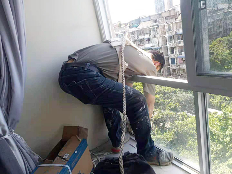 重慶窗戶維修工人通常如何解決門窗變形、漏風(fēng)的問題