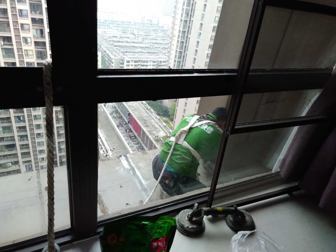 雨季窗戶漏水很糟心，一修教你找原因，