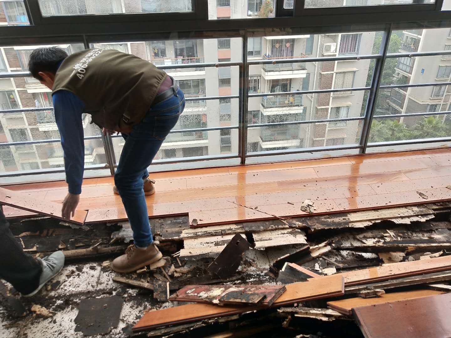 知道翻新實木地板怎么做嗎？學(xué)會這個方