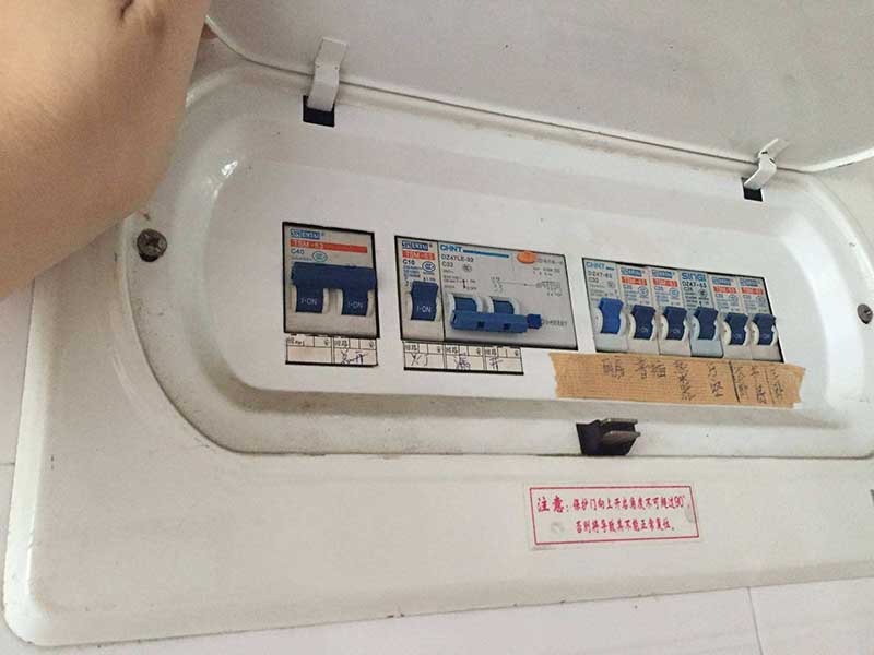 用電高峰期停電很苦惱，電表顯示跳閘怎
