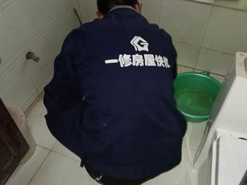 衛(wèi)生間滲水比較輕微，衛(wèi)生間不砸瓷磚做