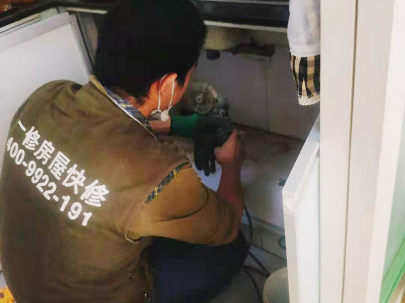 廚衛(wèi)pvc水管破裂滲水出來，pvc水
