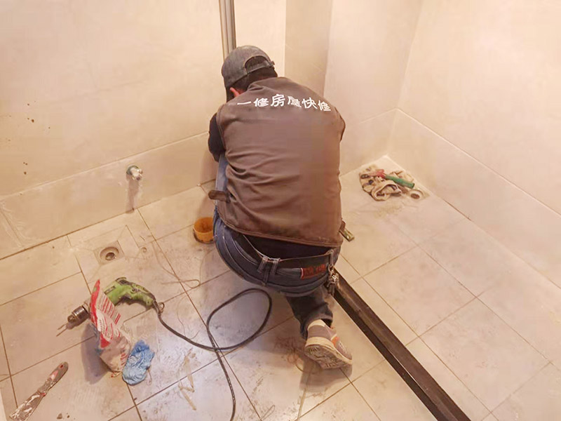 普通住房里面的踢腳線斷了需要更換，準