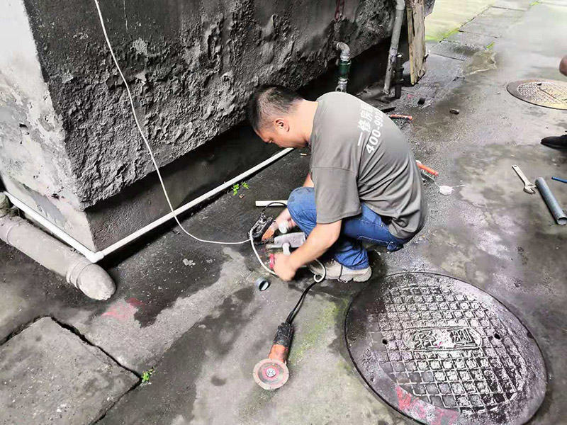 請成都水電維修公司上門處理，老舊水管