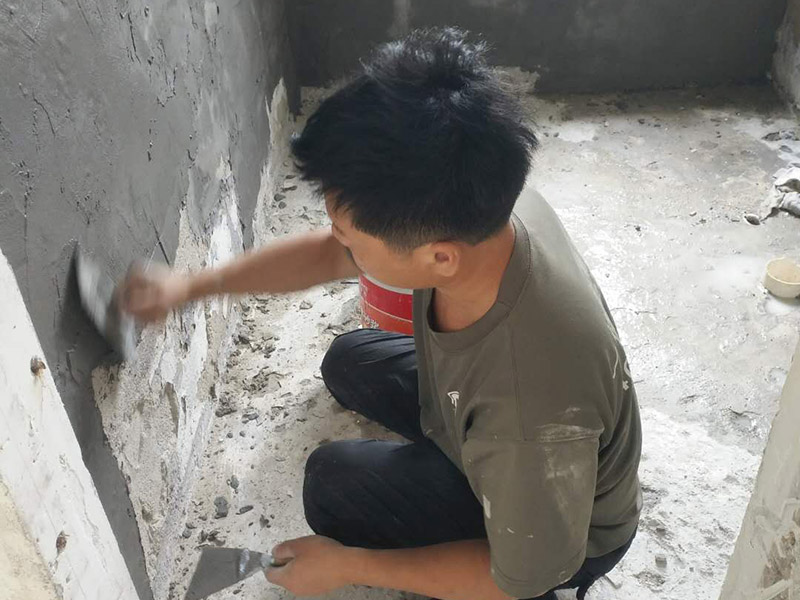 廁所門口墻壁滲水發(fā)霉，廁所門口墻壁滲